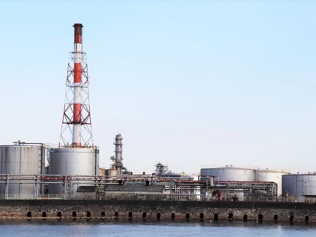 対岸の防波堤。_稲葉翁記念公園