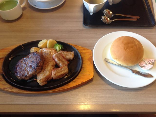 パンにしておかわり3個食べました。_ステーキのどん宇治店