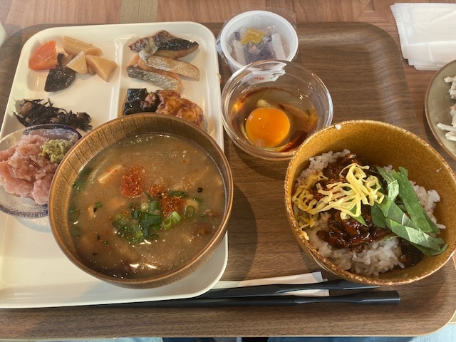 右:自作はかりめ丼
左:なめこ汁
小鉢:まぐろねぎとろ
たまご:生卵のみ_ベッセルイン京成津田沼駅前