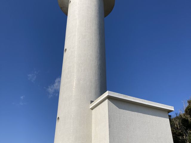 突然現れる白亜の灯台_麦崎灯台