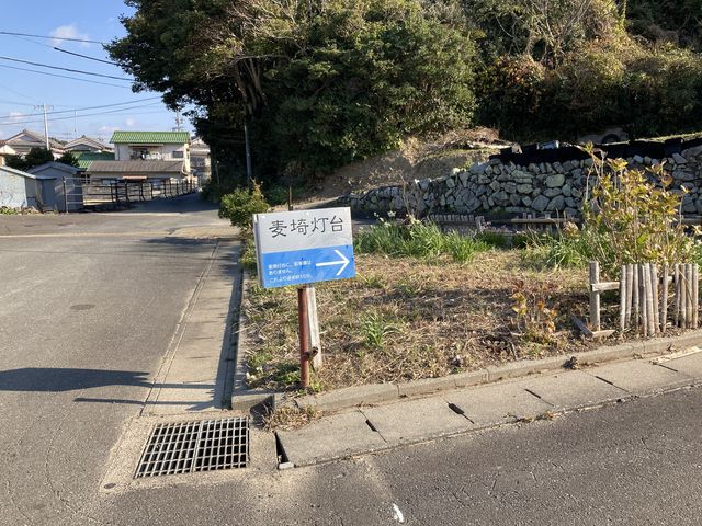 道案内の看板に沿って進みます_麦崎灯台