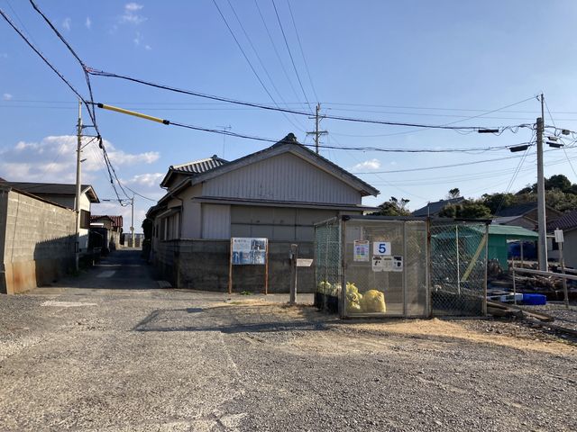 途中、民家を抜けて行きます_麦崎灯台