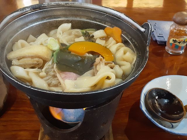 メニューは「五郎兵衛うどん」一本。味噌煮込みうどんで味は良かったです。_五郎兵衛やかた