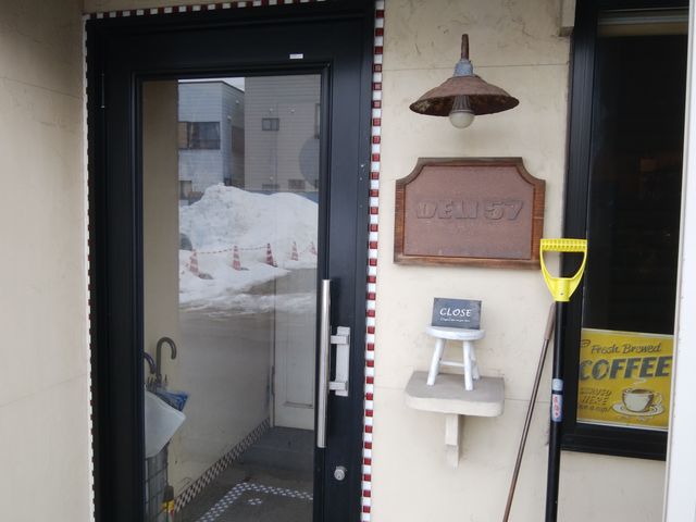 お店の出入口です。_デリ57
