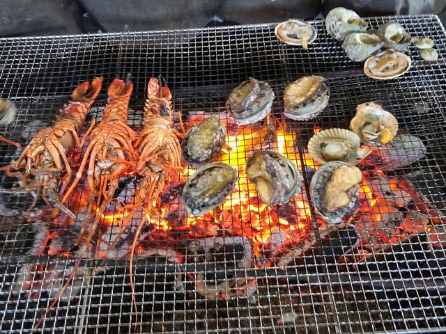 このように、炭火で焼きむいてくれて食べれます_はちまんかまど