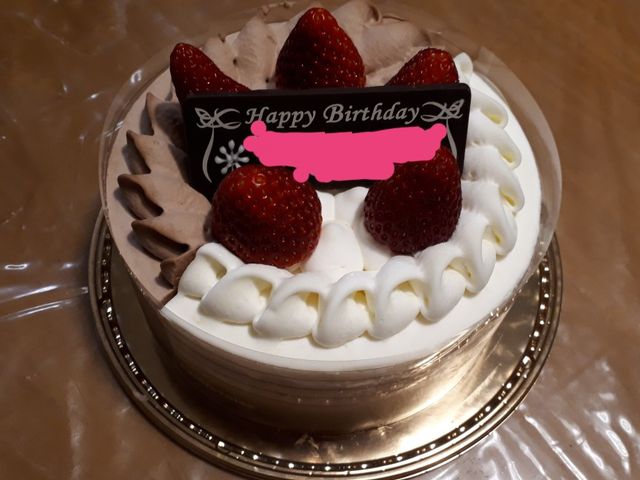 予約して購入したケーキ。チョコクリームの端が乾燥して黒ずんでいました。_シャトレーゼ 恵庭店