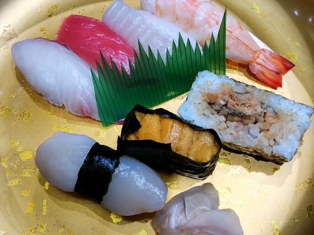8種類の料理があり、最後のデザートの前にお寿司が来ました_栄寿司