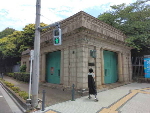 熱心に写真を撮っておられる方もおられました。_旧博物館動物園駅