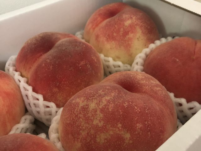 収穫した桃は箱詰めしてくれます。_泰果園