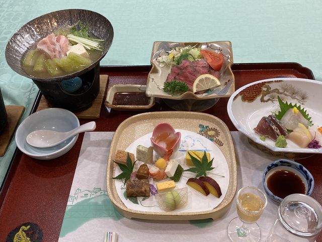お夕飯です。これに茶碗蒸し、赤出汁、蛸釜飯、賀茂茄子の揚げ出し、わらび餅などついてました。_信貴山観光ホテル