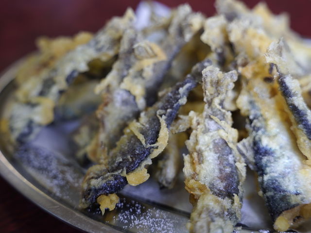 釣りたてのヤマメを揚げてくれます。やめられない止まらない…いくらでも胃袋に入ります。塩加減が絶妙!!_大津つり公園