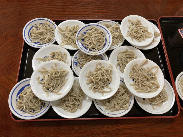 小皿で1人8皿(これで2人前)_出石城そば打ち道場