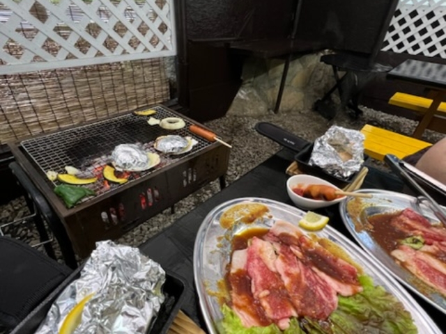 カルビ肉とシーフードです、30分前に電話を入れておけば火おこししておいて頂けます。_ペンション&レストラン グリーンアベニュー