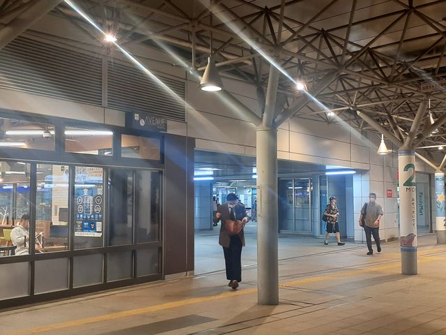 鉄道の改札口の目の前_吉野家TX守谷駅店