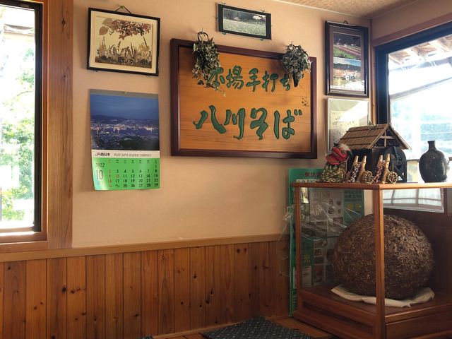 店内の待合所、右下のスズメバチ?の巣がデカい!_八川そば