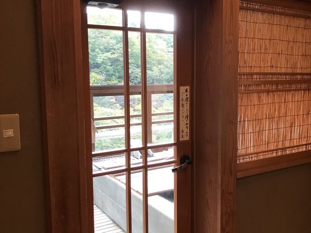 部屋のドアを開けると、貸し切り露天風呂があります。佐保_景風流の宿 かのうや