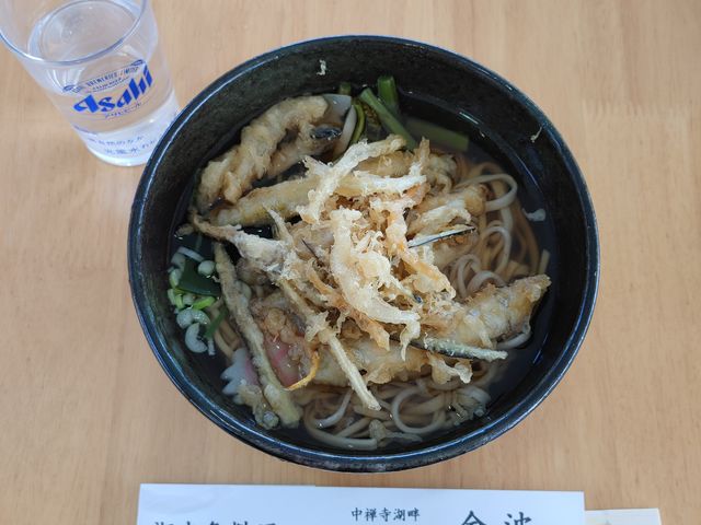 これ、天ぷらそば。天ぷらときたから野菜かと思いきやワカサギの天ぷら。味薄く病院食みたい。
_レステル金波