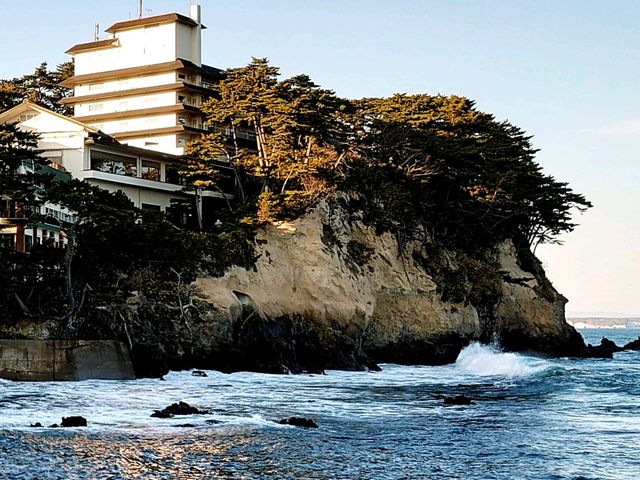 断崖絶壁にホテル_五浦海岸