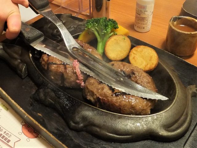 ナイフで鉄板に押しつけて追い焼き。_炭焼きレストランさわやか 浜松和合店