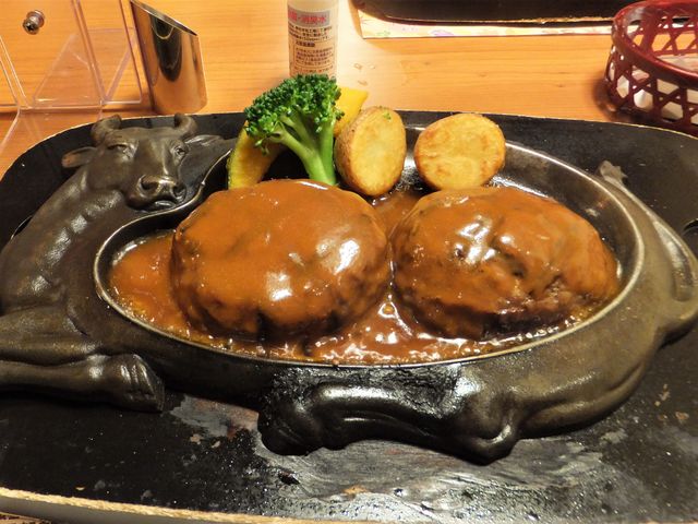 店員さんは美しくソースをかけます。_炭焼きレストランさわやか 浜松和合店