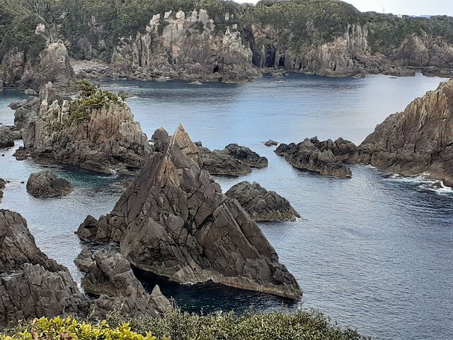 有名なピラミッド型の岩礁_海金剛