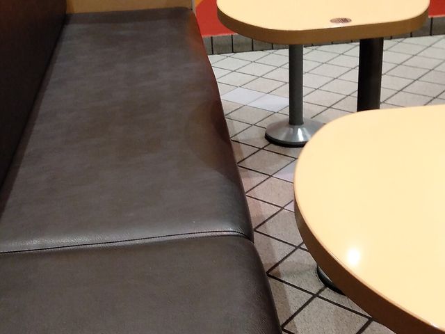 ベンチシート席_マクドナルド仙台中央通り店(McDonald’s)