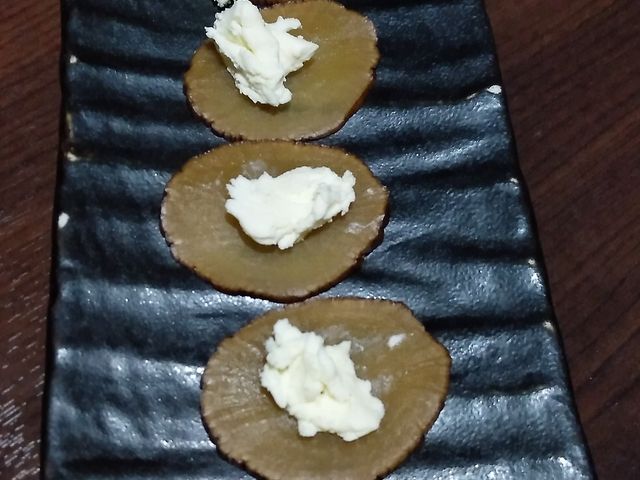 いぶりがっこクリーム チーズ載せ_全国の銘酒が揃う店 鈴 Rin 仙台