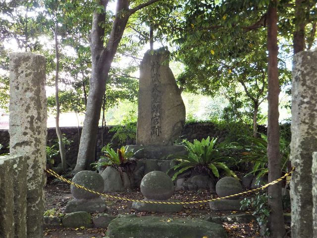 「神武天皇頓宮跡」の碑:大正時代の建立_熊野三所大神社