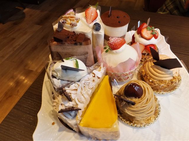 ケーキの見本:ケーキがたくさん乗ったトレーを店員さんが客席まで持ってきてくれる。_桜珈琲 河内長野店