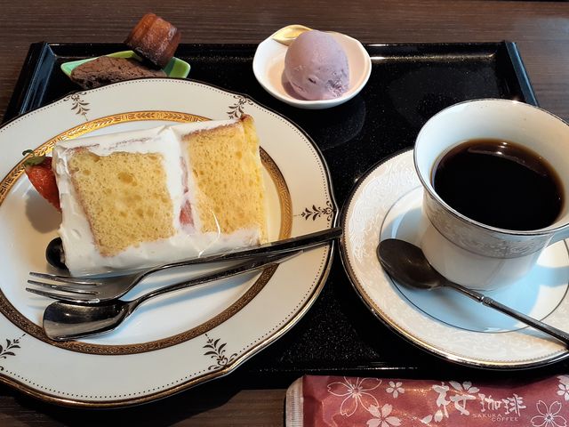 ケーキセット:アイス・焼き菓子・ドリンクが付きます。_桜珈琲 河内長野店
