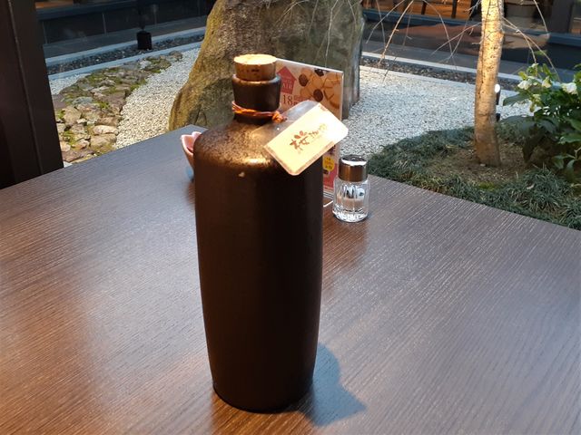 お冷やの入ったボトルがユニーク。_桜珈琲 河内長野店