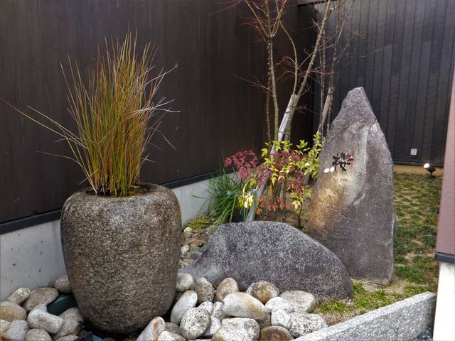 店の入口にある小さな庭園:オシャレです。_桜珈琲 河内長野店
