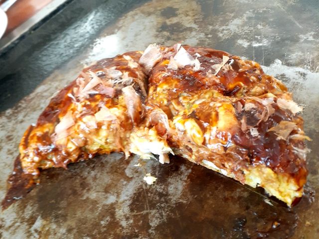 口コミだけでは大きさがわからないよねー(笑)と思って写真を撮ってみましたー。
こんな感じ〜ですよ。_お好み焼きみなみ