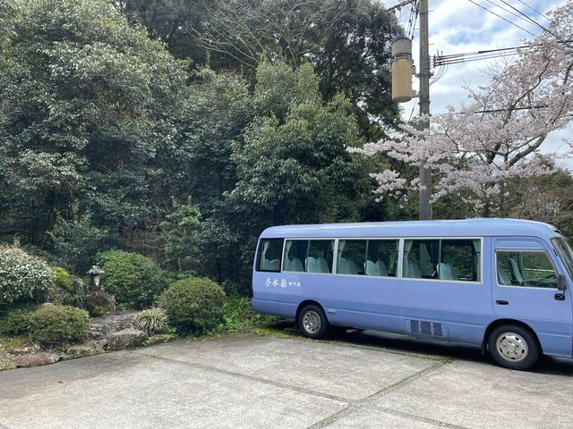 このバスの横の湧水を汲みに来ている地元民が多いです〜_龍水亭