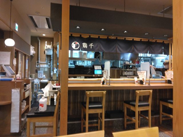 店内はきれいです。_鶏千 西葛西店
