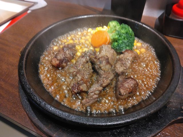 テーブルにあった「ステーキソース」を鉄板にかけるとこんな状態になりました。_いきなりステーキ南行徳店
