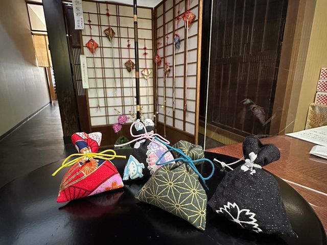 写真用に黒い台を貸して下さいます。_加賀の薫香 香屋