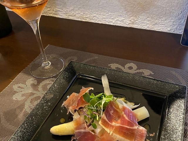 ホワイトアスパラとロゼワイン_ラ サンセリテ