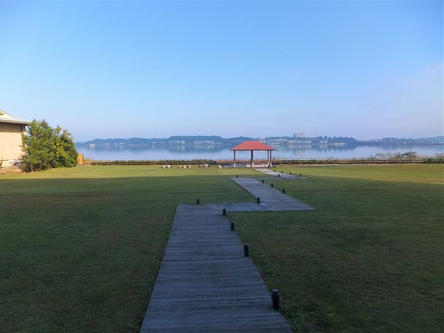芝生が美しい中庭と柴山潟_大江戸温泉物語 ながやま
