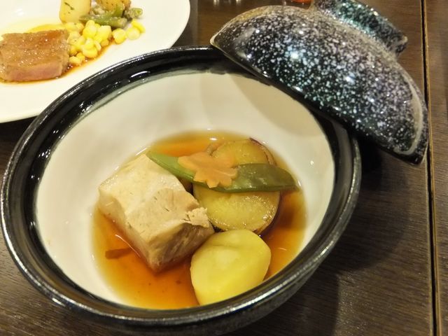 焼き物の煮物鉢に盛られて雰囲気ある煮物。_大江戸温泉物語 ながやま
