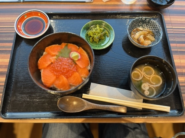 サーモンといくらの海鮮丼セット!_ホテル・ラジェント・プラザ函館北斗 Dining アロサール