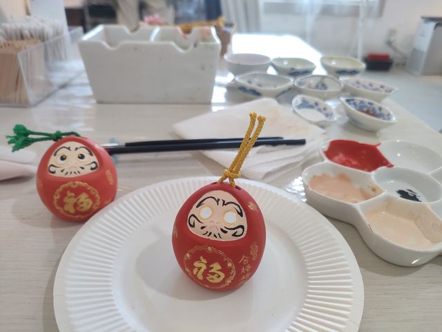 先生のお手本を元に、
合格祈願だるまを作りました。_田中勇気博多人形工房