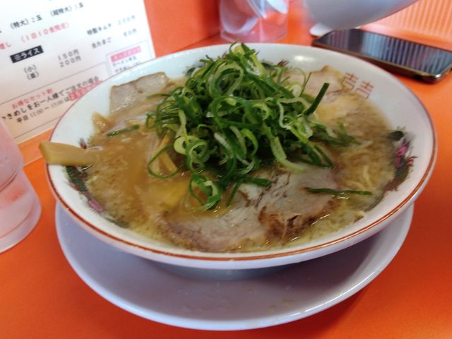 こっちは普通の醤油ベースのラーメン。_山さんラーメン