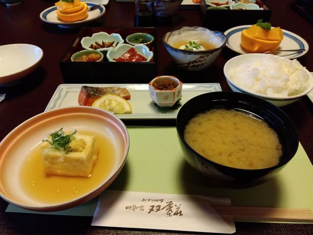 宿泊時の朝食です。朝食にも琵琶湖産の食材が使われています。_双葉荘