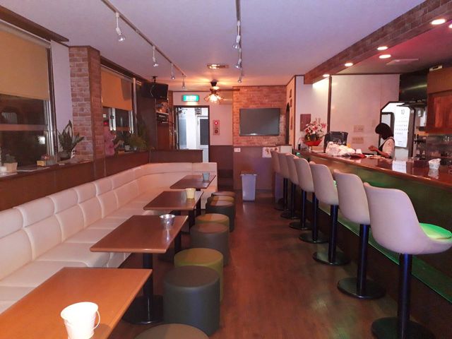 舞台の方から見たボックス席とカウンター席の様子です♪_coffee&studio ROOM コーヒーアンドスタジオ ルーム