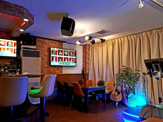ステージ横の6人掛けのテーブル席♪_coffee&studio ROOM コーヒーアンドスタジオ ルーム