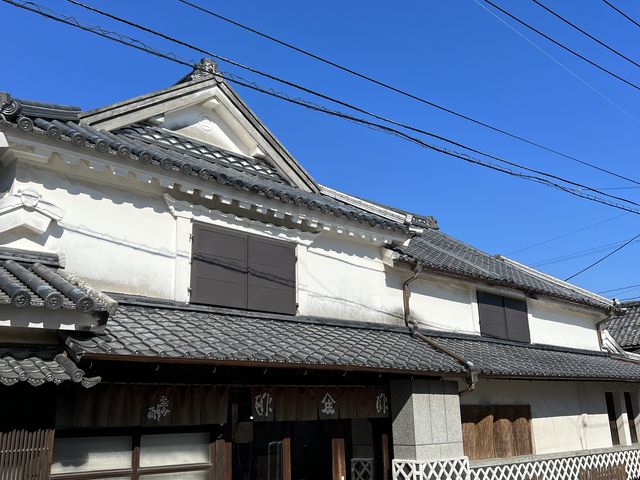 母屋の奥に蔵がありました。
母屋は築300年ほどたつそうです。_酢づくり300年 庄分酢