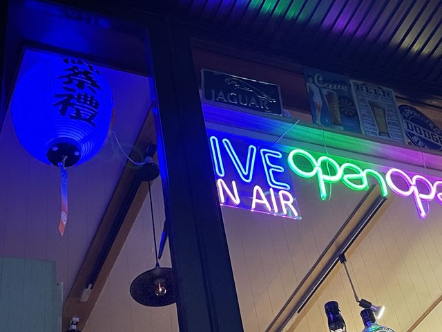 Openのネオンが目印です!_S@ エスアット
