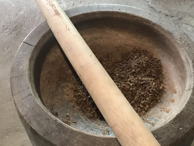 臼でハゼのみを突きます_志賀野ベース