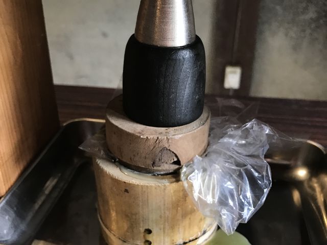 圧搾機で人力で蝋を絞ります_志賀野ベース